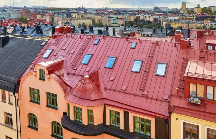 Bostadshus med rött plåttak i centrala Stockholm