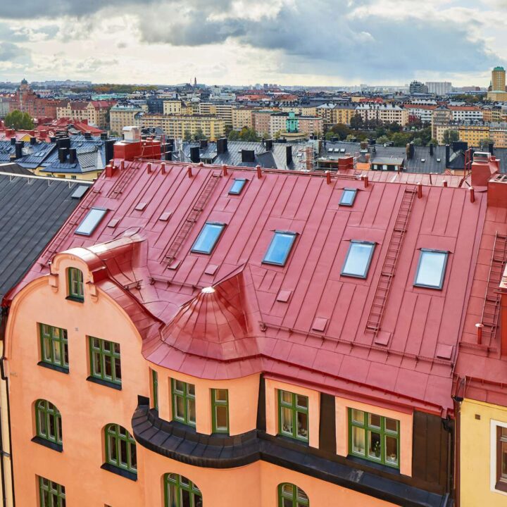 Ny plåt på ett torn i Stockholms innerstad