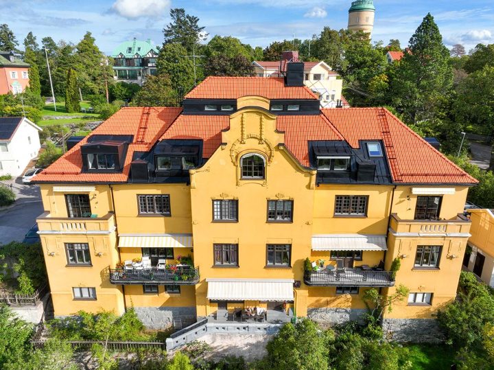 Gul fastighet med tegelröda tegelpannor
