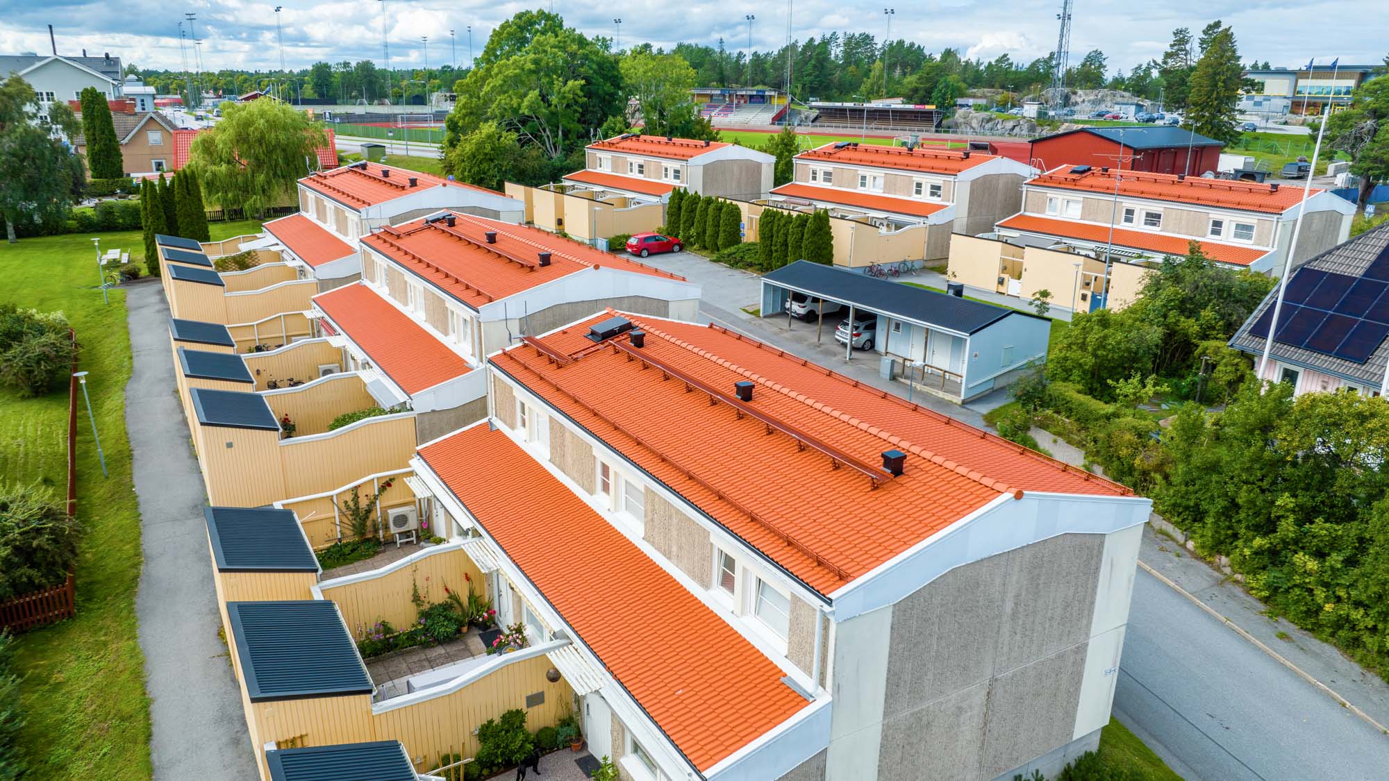 Bostadsrättsförening med nya orangea takpannor